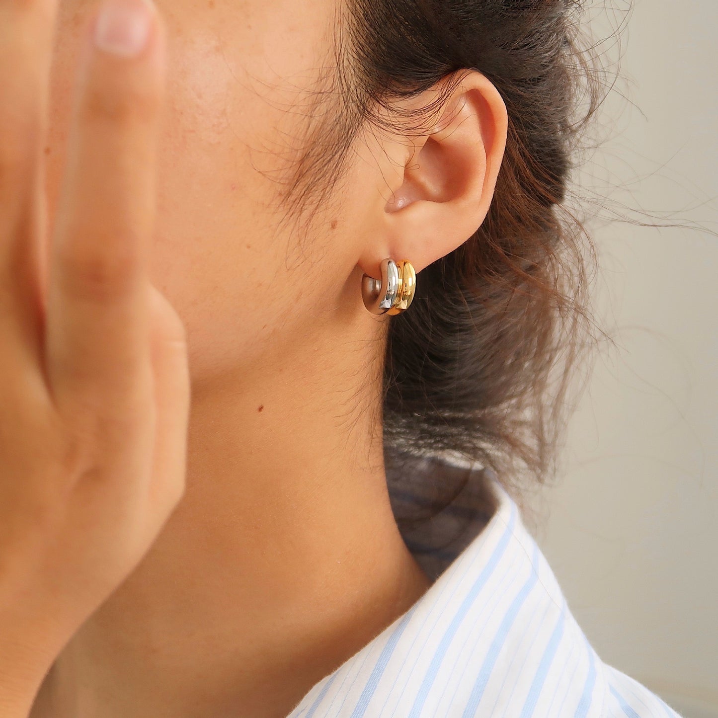 Gold and silver earring