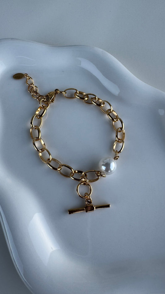 Pearl and gold bracelet